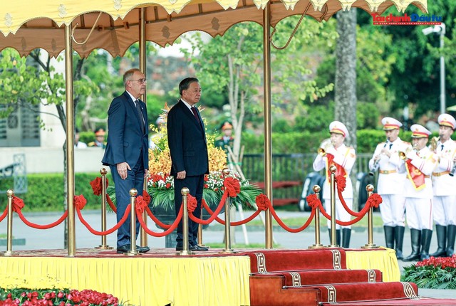 Tổng Bí thư, Chủ tịch nước Tô Lâm và Tổng thống Thụy Sĩ Guy Parmelin trên bục danh dự, thực hiện nghi thức chào cờ. Tổng Bí thư, Chủ tịch nước Tô Lâm và Tổng thống Thụy Sĩ Guy Parmelin trên bục danh dự, thực hiện nghi thức chào cờ.