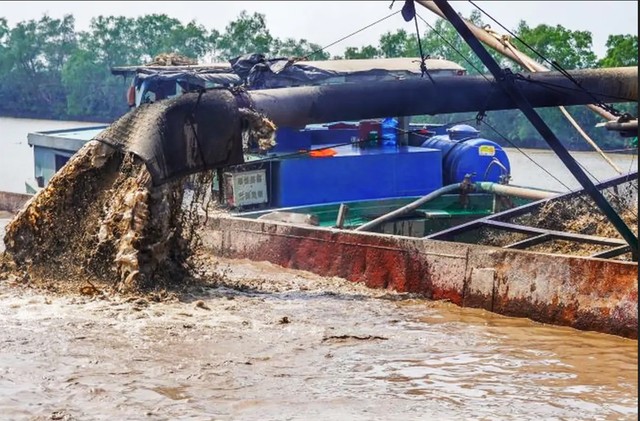 Khai thác cát cho các dự án.