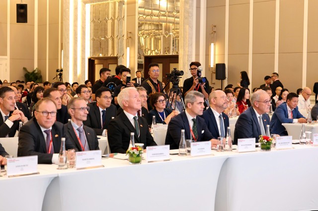 Các đại biểu dự Diễn đàn doanh nghiệp Việt Nam - Thụy Sĩ tại Hà Nội. Các đại biểu dự Diễn đàn doanh nghiệp Việt Nam - Thụy Sĩ tại Hà Nội.