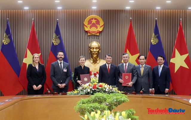 Bộ trưởng Bộ Tài chính Ngô Văn Tuấn và Thủ tướng Liechtenstein Brigitte Haas ký Hiệp định tránh đánh thuế hai lần dưới sự chứng kiến của Thủ tướng Lê Minh Hưng. Bộ trưởng Bộ Tài chính Ngô Văn Tuấn và Thủ tướng Liechtenstein Brigitte Haas ký Hiệp định tránh đánh thuế hai lần dưới sự chứng kiến của Thủ tướng Lê Minh Hưng.