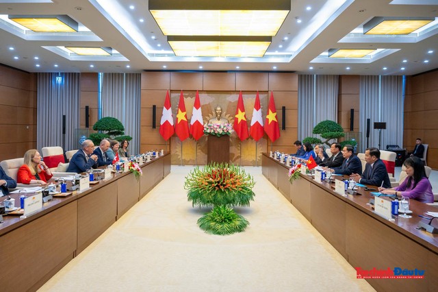 Quang cảnh cuộc hội kiến. Quang cảnh cuộc hội kiến.