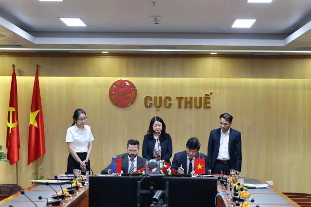 Phó cục trưởng Cục Thuế Đặng Ngọc Minh và ông Panagiotis Potolidis-Beck, Vụ trưởng Vụ Các vấn đề Kinh tế và Phát triển, Bộ Ngoại giao Liechtenstein, tại buổi rà soát, ký tắt dự thảo Hiệp định. Phó cục trưởng Cục Thuế Đặng Ngọc Minh và ông Panagiotis Potolidis-Beck, Vụ trưởng Vụ Các vấn đề Kinh tế và Phát triển, Bộ Ngoại giao Liechtenstein, tại buổi rà soát, ký tắt dự thảo Hiệp định.