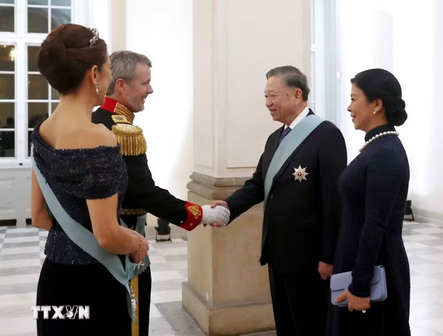 Nhà Vua Đan Mạch Frederik X và Hoàng hậu Mary đón Tổng Bí thư, Chủ tịch nước Tô Lâm và Phu nhân Ngô Phương Ly. (Ảnh: Thống Nhất/TTXVN)