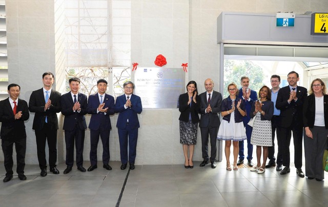Các đại biểu thực hiện nghi thức gắn biển lưu niệm tuyến đường sắt đô thị số 3, đoạn Nhổn - Ga Hà Nội.