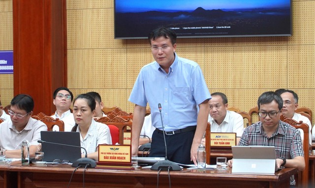 Ông Đào Xuân Hoạch, Phó Cục trưởng Cục Hàng không Việt Nam trao đổi về định hướng phát triển Cảng hàng không Đồng Hới và Cảng hàng không Quảng Trị. Ông Đào Xuân Hoạch, Phó Cục trưởng Cục Hàng không Việt Nam trao đổi về định hướng phát triển Cảng hàng không Đồng Hới và Cảng hàng không Quảng Trị.