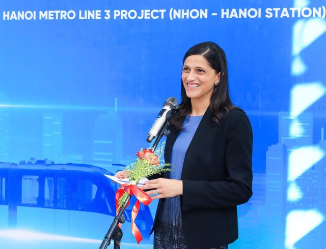 Bà Eléonore Caroit, Bộ trưởng phụ trách các vấn đề Pháp ngữ, Quan hệ đối tác quốc tế và người Pháp ở nước ngoài phát biểu tại buổi lễ.