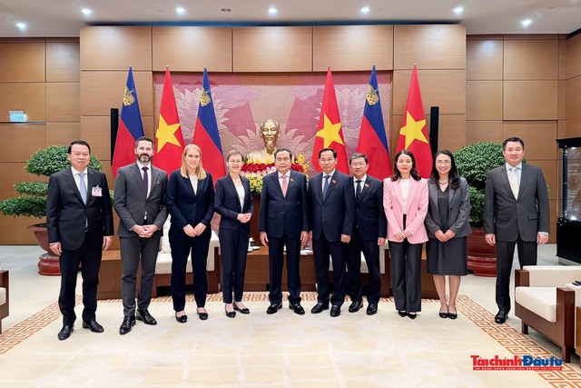 Hai bên chụp ảnh chung. Hai bên chụp ảnh chung.