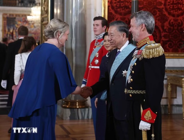 Tổng Bí thư, Chủ tịch nước Tô Lâm và Phu nhân Ngô Phương Ly cùng Nhà Vua Vương quốc Đan Mạch Frederik X, Hoàng hậu Mary và Thái tử Christian với các đại biểu dự chiêu đãi. (Ảnh: Thống Nhất/TTXVN)