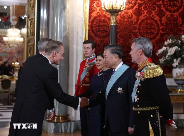 Tổng Bí thư, Chủ tịch nước Tô Lâm và Phu nhân Ngô Phương Ly cùng Nhà Vua Vương quốc Đan Mạch Frederik X, Hoàng hậu Mary và Thái tử Christian với các đại biểu dự chiêu đãi. (Ảnh: Thống Nhất/TTXVN)