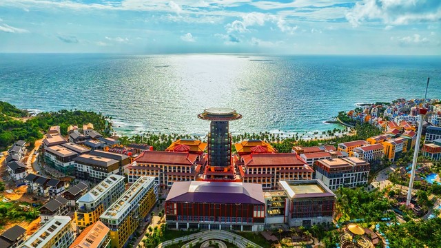 Sự xuất hiện của "tân binh" Rixos Phu Quoc Vietnam tại Hòn Thơm, Phú Quốc hứa hẹn mang đến thêm nhiều lựa chọn nghỉ dưỡng cao cấp cho du khách. Sự xuất hiện của "tân binh" Rixos Phu Quoc Vietnam tại Hòn Thơm, Phú Quốc hứa hẹn mang đến thêm nhiều lựa chọn nghỉ dưỡng cao cấp cho du khách.