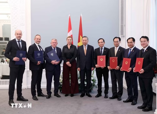 Tổng Bí thư, Chủ tịch nước Tô Lâm và Thủ tướng Đan Mạch Mette Frederiksen chứng kiến lễ trao các văn kiện hợp tác giữa các bộ, ngành, cơ quan và doanh nghiệp hai nước. (Ảnh: Thống Nhất/TTXVN) Tổng Bí thư, Chủ tịch nước Tô Lâm và Thủ tướng Đan Mạch Mette Frederiksen chứng kiến lễ trao các văn kiện hợp tác giữa các bộ, ngành, cơ quan và doanh nghiệp hai nước. (Ảnh: Thống Nhất/TTXVN)