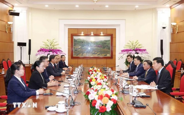 Thường trực Ban Bí thư Trần Cẩm Tú tiếp Đoàn đại biểu Trung ương Đoàn Thanh niên Nhân dân Cách mạng Lào. (Ảnh: Phương Hoa/TTXVN) Thường trực Ban Bí thư Trần Cẩm Tú tiếp Đoàn đại biểu Trung ương Đoàn Thanh niên Nhân dân Cách mạng Lào. (Ảnh: Phương Hoa/TTXVN)