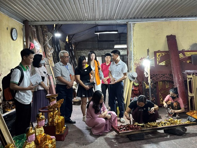 Đoàn đại biểu khảo sát, tìm hiểu tại cơ sở sản xuất của nghệ nhân ưu tú Nguyễn Danh Sơn. Ảnh: Hồ Hạ. Đoàn đại biểu khảo sát, tìm hiểu tại cơ sở sản xuất của nghệ nhân ưu tú Nguyễn Danh Sơn. Ảnh: Hồ Hạ.