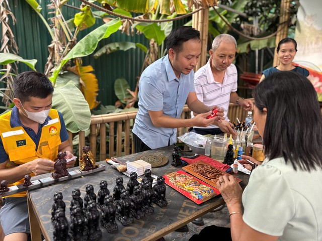Đoàn đại biểu khảo sát, tìm hiểu, trải nghiệm tại cơ sở sản xuất Sơn Đồng ART. Ảnh: Hồ Hạ. Đoàn đại biểu khảo sát, tìm hiểu, trải nghiệm tại cơ sở sản xuất Sơn Đồng ART. Ảnh: Hồ Hạ.