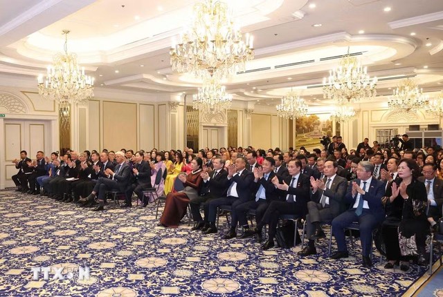 Các đại biểu tham dự cuộc gặp gỡ với Tổng Bí thư, Chủ tịch nước Tô Lâm và Phu nhân Ngô Phương Ly. (Ảnh: Thống Nhất/TTXVN) Các đại biểu tham dự cuộc gặp gỡ với Tổng Bí thư, Chủ tịch nước Tô Lâm và Phu nhân Ngô Phương Ly. (Ảnh: Thống Nhất/TTXVN)