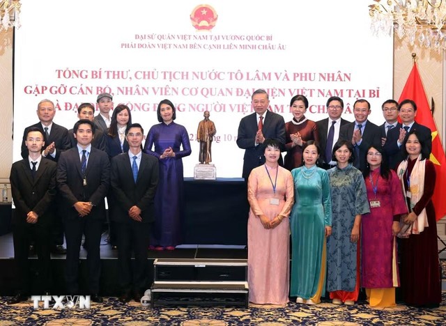 Tổng Bí thư, Chủ tịch nước Tô Lâm và Phu nhân Ngô Phương Ly chụp ảnh chung với đại diện cộng đồng người Việt Nam tại châu Âu. (Ảnh: Thống Nhất/TTXVN) Tổng Bí thư, Chủ tịch nước Tô Lâm và Phu nhân Ngô Phương Ly chụp ảnh chung với đại diện cộng đồng người Việt Nam tại châu Âu. (Ảnh: Thống Nhất/TTXVN)