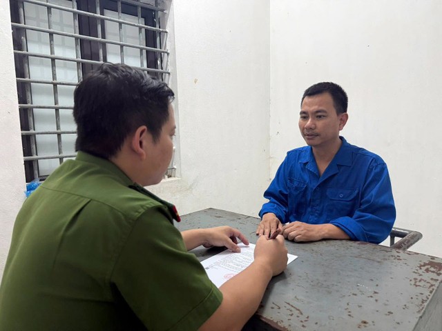 Cơ quan điều tra làm việc với bị can Nguyễn Trung Vựng, Chủ tịch HĐQT kiêm Tổng giám đốc Công ty cổ phần Xây dựng Hợp Kim 889. Cơ quan điều tra làm việc với bị can Nguyễn Trung Vựng, Chủ tịch HĐQT kiêm Tổng giám đốc Công ty cổ phần Xây dựng Hợp Kim 889.