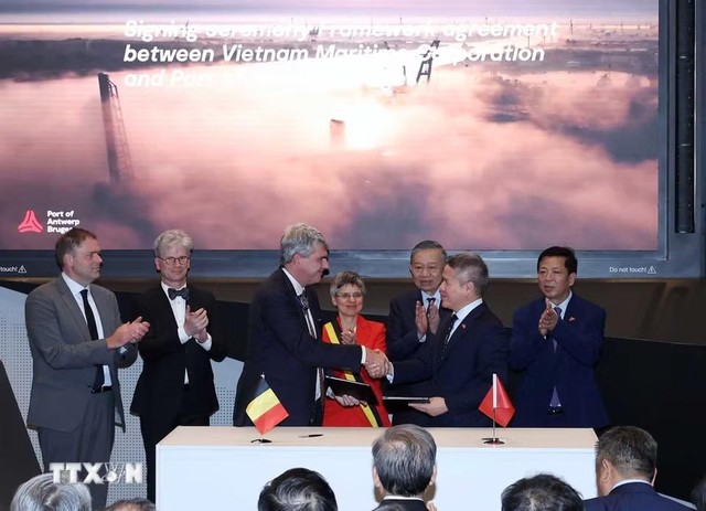 Tổng Bí thư, Chủ tịch nước Tô Lâm chứng kiến lễ ký biên bản ghi nhớ giữa Cảng Antwerp và Tập đoàn Hàng hải Việt Nam. Ảnh: Thống Nhất/TTXVN