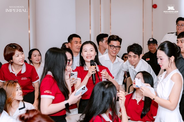 Đội ngũ chuyên viên kinh doanh hào hứng tranh tài và nhận ngay thưởng nóng 1 triệu đồng cho mỗi câu trả lời chính xác.