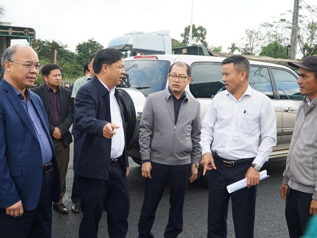 Ông Lương Nguyễn Minh Triết, Bí thư Tỉnh ủy Đắk Lắk kiểm tra, chỉ đạo tại các dự án ở hiện trường. Ông Lương Nguyễn Minh Triết, Bí thư Tỉnh ủy Đắk Lắk kiểm tra, chỉ đạo tại các dự án ở hiện trường.