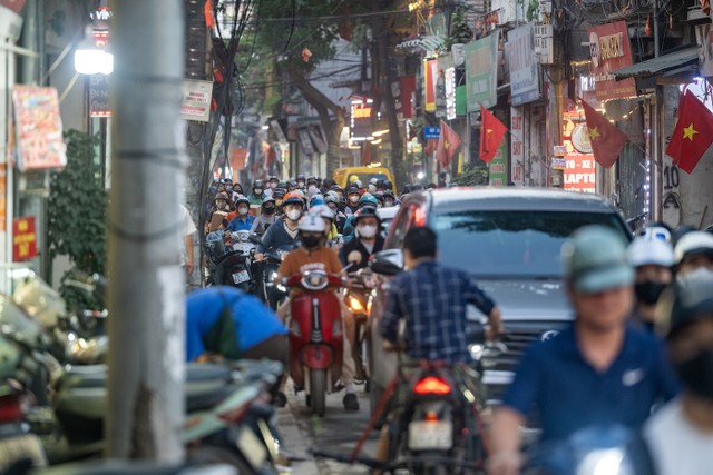 Cảnh ùn tắc giao thông cục bộ trên trục đường chính phường Vĩnh Hưng. Cảnh ùn tắc giao thông cục bộ trên trục đường chính phường Vĩnh Hưng.