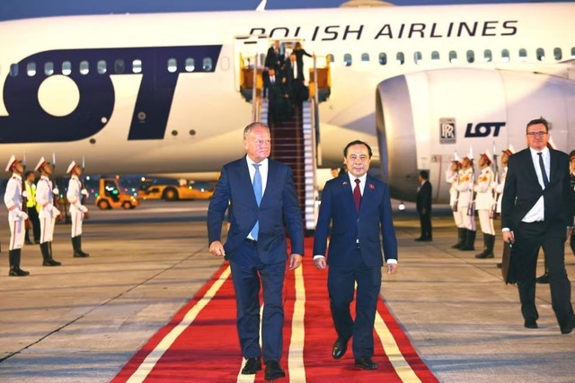 Bộ trưởng Bộ Khoa học và Công nghệ Vũ Hải Quân đón Thủ tướng Cộng hòa Ba Lan Donald Tusk tại sân bay Quốc tế Nội Bài (Hà Nội). (Ảnh: Minh Đức/TTXVN) Bộ trưởng Bộ Khoa học và Công nghệ Vũ Hải Quân đón Thủ tướng Cộng hòa Ba Lan Donald Tusk tại sân bay Quốc tế Nội Bài (Hà Nội). (Ảnh: Minh Đức/TTXVN)