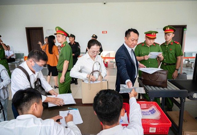 An ninh phiên tòa được thắt chặt. An ninh phiên tòa được thắt chặt.