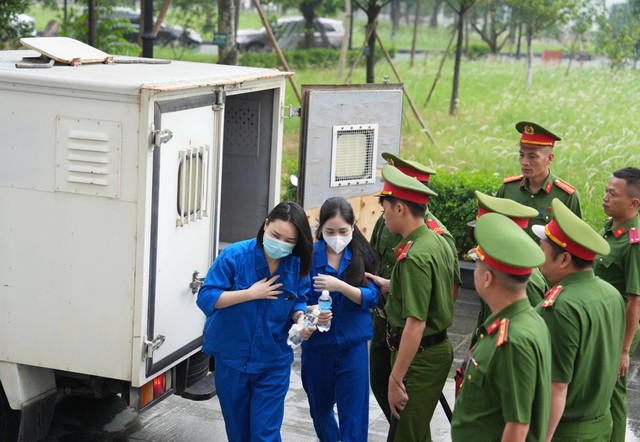 Lực lượng cảnh sát hỗ trợ tư pháp dẫn giải các bị cáo. Lực lượng cảnh sát hỗ trợ tư pháp dẫn giải các bị cáo.