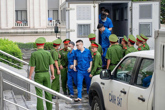 Có 51 bị cáo được đưa ra xét xử tại phòng xét xử Tòa án Nhân dân TP. Hà Nội, còn lại 137 bị cáo ở hội trường Trại tạm giam số 1 Công an TP. HN Có 51 bị cáo được đưa ra xét xử tại phòng xét xử Tòa án Nhân dân TP. Hà Nội, còn lại 137 bị cáo ở hội trường Trại tạm giam số 1 Công an TP. HN