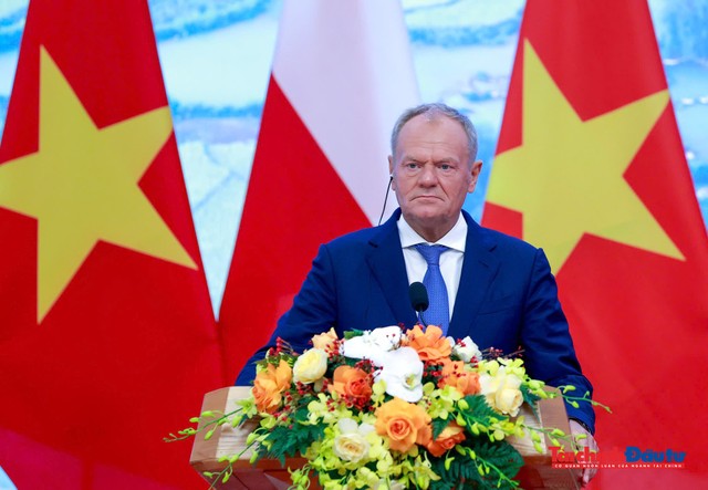 Thủ tướng Cộng hòa Ba Lan Donald Tusk phát biểu tại buổi gặp gỡ báo chí hai nước.