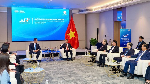 Thủ tướng Lê Minh Hưng cùng ông Stephan Mergenthaler, Giám đốc điều hành Diễn đàn kinh tế Thế giới (WEF) gặp gỡ trao đổi sáng 28/10. Thủ tướng Lê Minh Hưng cùng ông Stephan Mergenthaler, Giám đốc điều hành Diễn đàn kinh tế Thế giới (WEF) gặp gỡ trao đổi sáng 28/10.