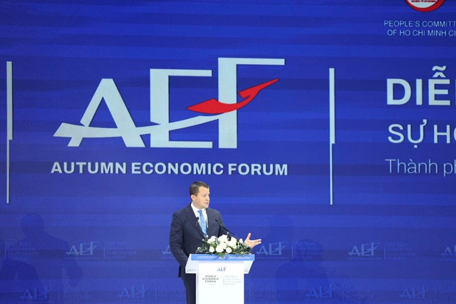 Giám đốc điều hành WEF cho rằng ba động lực gồm trí tuệ, công nghiệp bền vững và kết nối không vận hành độc lập mà có mối quan hệ bổ trợ, thúc đẩy lẫn nhau. Ảnh: Lê Toàn. Giám đốc điều hành WEF cho rằng ba động lực gồm trí tuệ, công nghiệp bền vững và kết nối không vận hành độc lập mà có mối quan hệ bổ trợ, thúc đẩy lẫn nhau. Ảnh: Lê Toàn.