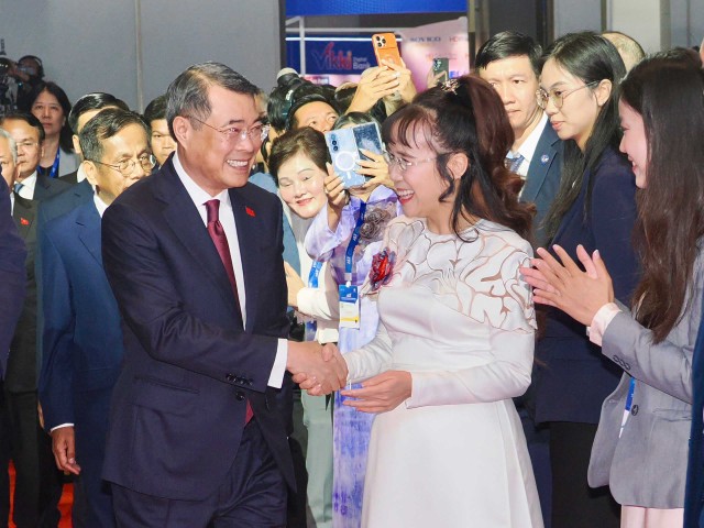 Thủ tướng Lê Minh Hưng bắt tay bà Nguyễn Thị Phương Thảo, Chủ tịch Sovico và Vietjet tại AEF 2026. Thủ tướng Lê Minh Hưng bắt tay bà Nguyễn Thị Phương Thảo, Chủ tịch Sovico và Vietjet tại AEF 2026.