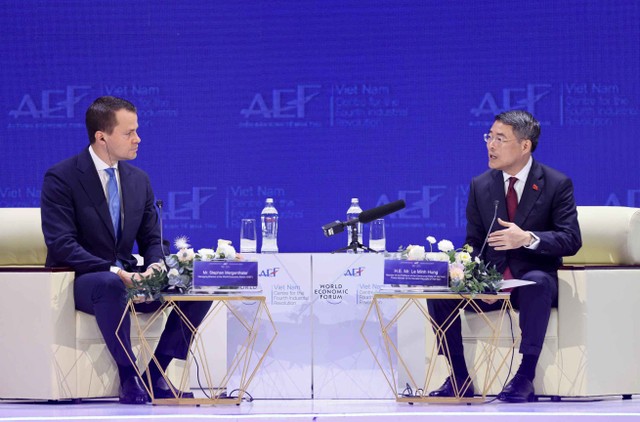 Thủ tướng đối thoại trực tiếp với ông Stephan Mergenthaler, Giám đốc điều hành WEF, về chủ đề “Định vị Việt Nam trong tương lai toàn cầu”. Thủ tướng đối thoại trực tiếp với ông Stephan Mergenthaler, Giám đốc điều hành WEF, về chủ đề “Định vị Việt Nam trong tương lai toàn cầu”.