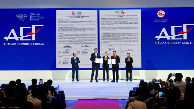 Thủ tướng Chính phủ Lê Minh Hưng chứng kiến Phó Chủ tịch Thường trực UBND TP.HCM Nguyễn Lộc Hà và Giám đốc điều hành Diễn đàn Kinh tế Thế giới (WEF) Stephan Mergenthaler trao văn kiện hợp tác chiến lược giữa TPHCM và WEF, tại Diễn đàn Kinh tế Mùa thu năm 2026, sáng 28/10, tại TP.HCM. Thủ tướng Chính phủ Lê Minh Hưng chứng kiến Phó Chủ tịch Thường trực UBND TP.HCM Nguyễn Lộc Hà và Giám đốc điều hành Diễn đàn Kinh tế Thế giới (WEF) Stephan Mergenthaler trao văn kiện hợp tác chiến lược giữa TPHCM và WEF, tại Diễn đàn Kinh tế Mùa thu năm 2026, sáng 28/10, tại TP.HCM.