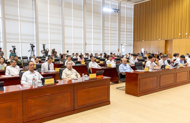 Các đại biểu dự kỳ họp. Các đại biểu dự kỳ họp.