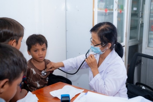 Trẻ em được thăm khám trong chương trình, mở thêm cơ hội phát hiện những vấn đề về dinh dưỡng và thể chất. Trẻ em được thăm khám trong chương trình, mở thêm cơ hội phát hiện những vấn đề về dinh dưỡng và thể chất.