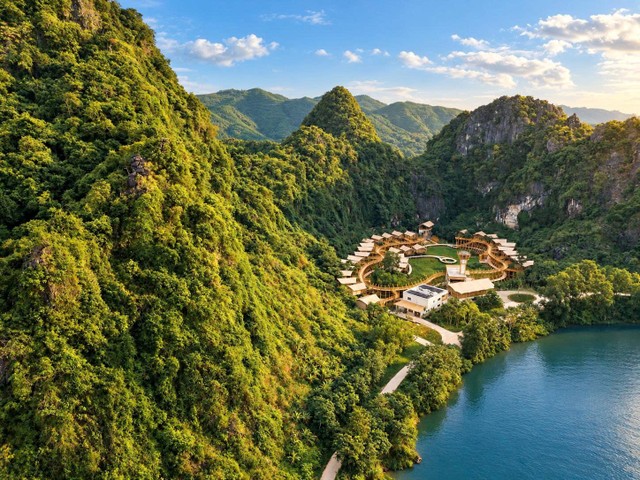 Khu nghỉ dưỡng Auko Eco-Wellness Lodges do Văn Phú phát triển tại Quảng Trị (Quảng Bình cũ) đã chính thức đi vào vận hành từ tháng 8/2026