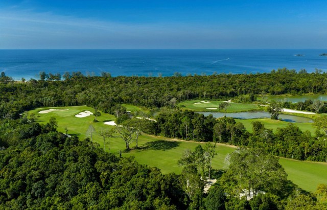 Eschuri Vung Bau Golf tạo dấu ấn với hành trình “lên rừng – xuống biển”, đưa golfer từ không gian rừng nhiệt đới tới những fairway mở hướng ra biển Phú Quốc. Eschuri Vung Bau Golf tạo dấu ấn với hành trình “lên rừng – xuống biển”, đưa golfer từ không gian rừng nhiệt đới tới những fairway mở hướng ra biển Phú Quốc.