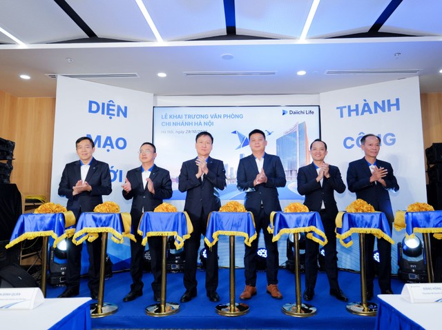Ban Lãnh đạo Cấp cao Daiichi Life Việt Nam cắt băng khai trương và chúc mừng Văn phòng Chi nhánh Hà Nội mới