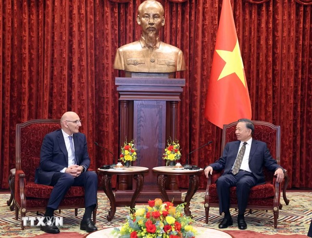 Tổng Bí thư, Chủ tịch nước Tô Lâm tiếp Đặc phái viên Tổng thống Azerbaijan Elchin Amirbayov. (Ảnh: Thống Nhất/TTXVN) Tổng Bí thư, Chủ tịch nước Tô Lâm tiếp Đặc phái viên Tổng thống Azerbaijan Elchin Amirbayov. (Ảnh: Thống Nhất/TTXVN)