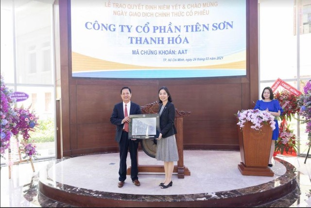 Đại diện HOSE trao quyết định chào sàn cho ông Trịnh Xuân Lâm - Chủ tịch HĐQT