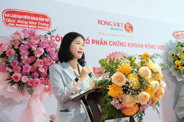 Bà Nguyễn Thị Thu Huyền – Thành viên HĐQT kiêm Tổng Giám đốc Rồng Việt phát biểu tại buổi lễ khai trương Chi nhánh Bình Dương