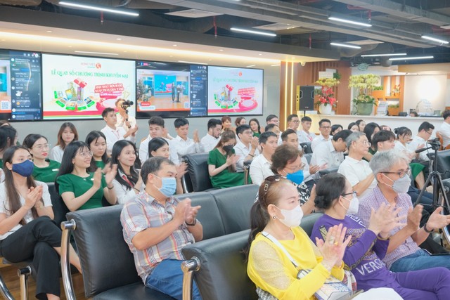 Lễ quay số được tổ chức tại Hội sở Rồng Việt với sự chứng kiến của quý khách hàng