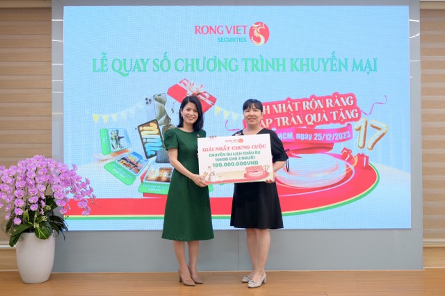 Khách hàng của Rồng Việt trúng chuyến du lịch trị giá 180 triệu đồng trong chương trình khuyến mại