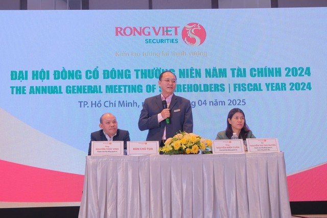 Ông Miên Tuấn (người ở giữa)