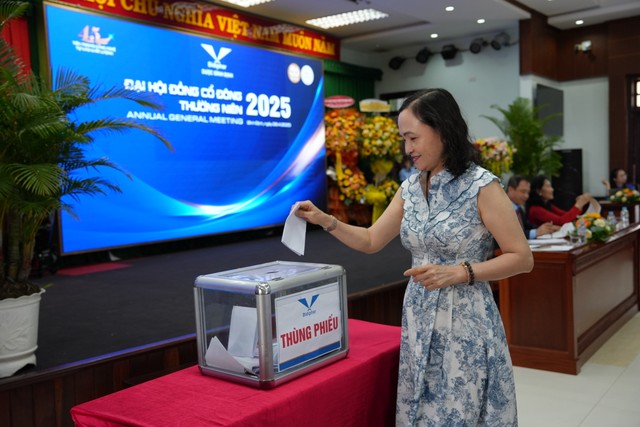 Cổ đông bỏ phiếu thông qua các tờ trình ĐHCĐ Cổ đông bỏ phiếu thông qua các tờ trình ĐHCĐ