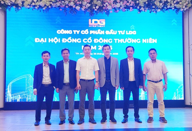 Ông Nguyễn Khánh Hưng (thứ 3 từ trái)