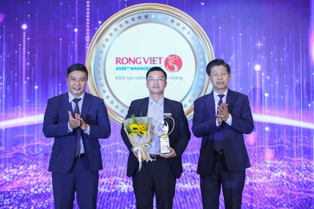 Ông Nguyễn Văn Thiện - Phó giám đốc chi nhánh Hà Nội thay mặt VDAM nhận vinh danh