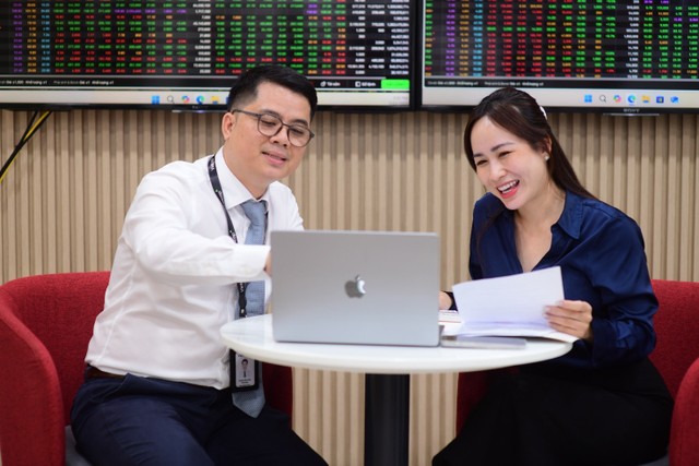 Vietcap mong muốn trở thành người bạn đồng hành tin cậy, mang đến những sản phẩm tối ưu cùng dịch vụ đa dạng, hỗ trợ khách hàng nữ tự tin hơn trên hành trình tài chính và hiện thực hóa các mục tiêu của mình